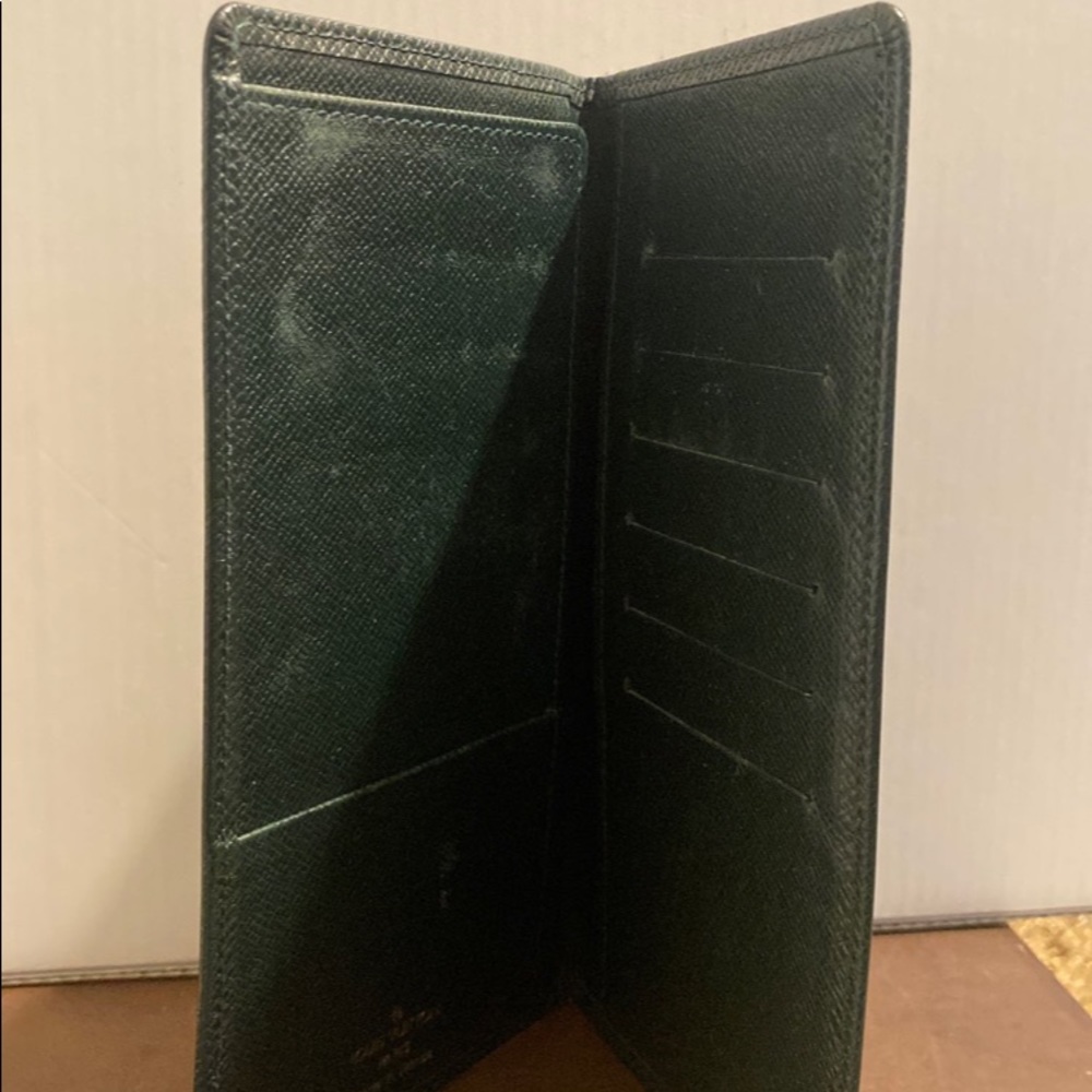 SOLDAuthentic Louis Vuitton Taiga Checkbook Holder - Picture 4 of 12